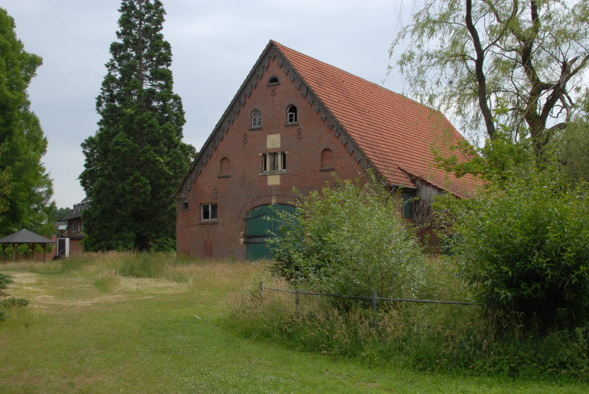 Die schiefe Scheune auf dem Gelände von Haus Heidhorn von vorne fotografiert.