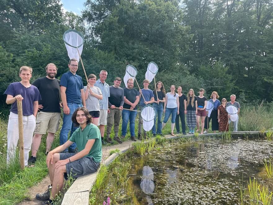 Die Kursteilnehmenden am Hochteich im Naturerlebnisgebiet Haus Heidhorn
