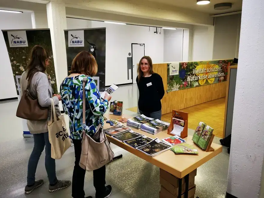 Praktikantin Christina Kreuzkamp betreute den Infostand der NABU-Naturschutzstation Münsterland