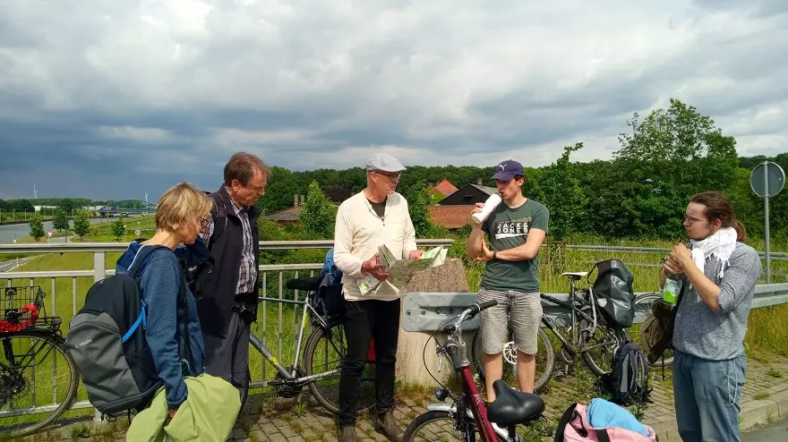 Dr. Thomas Hövelmann von der NABU-Naturschutzstation Münsterland weist die Teilnehmenden der Fridays for Flowers-Exkursion in die Bearbeitung des Quadranten ein.
