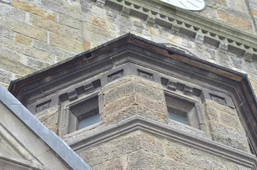 An der Clemenskirche in Hiltrup sind Mauersegler-Einflugstellen zu sehen.